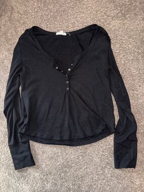 Women's Black Long-Sleeve Henley Tee - Snap-Front V-Neck